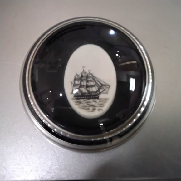 Vintage 1950s Sailing Ship Heavy Glass Dome Paperweight White Etched Disk - Picture 3 of 3